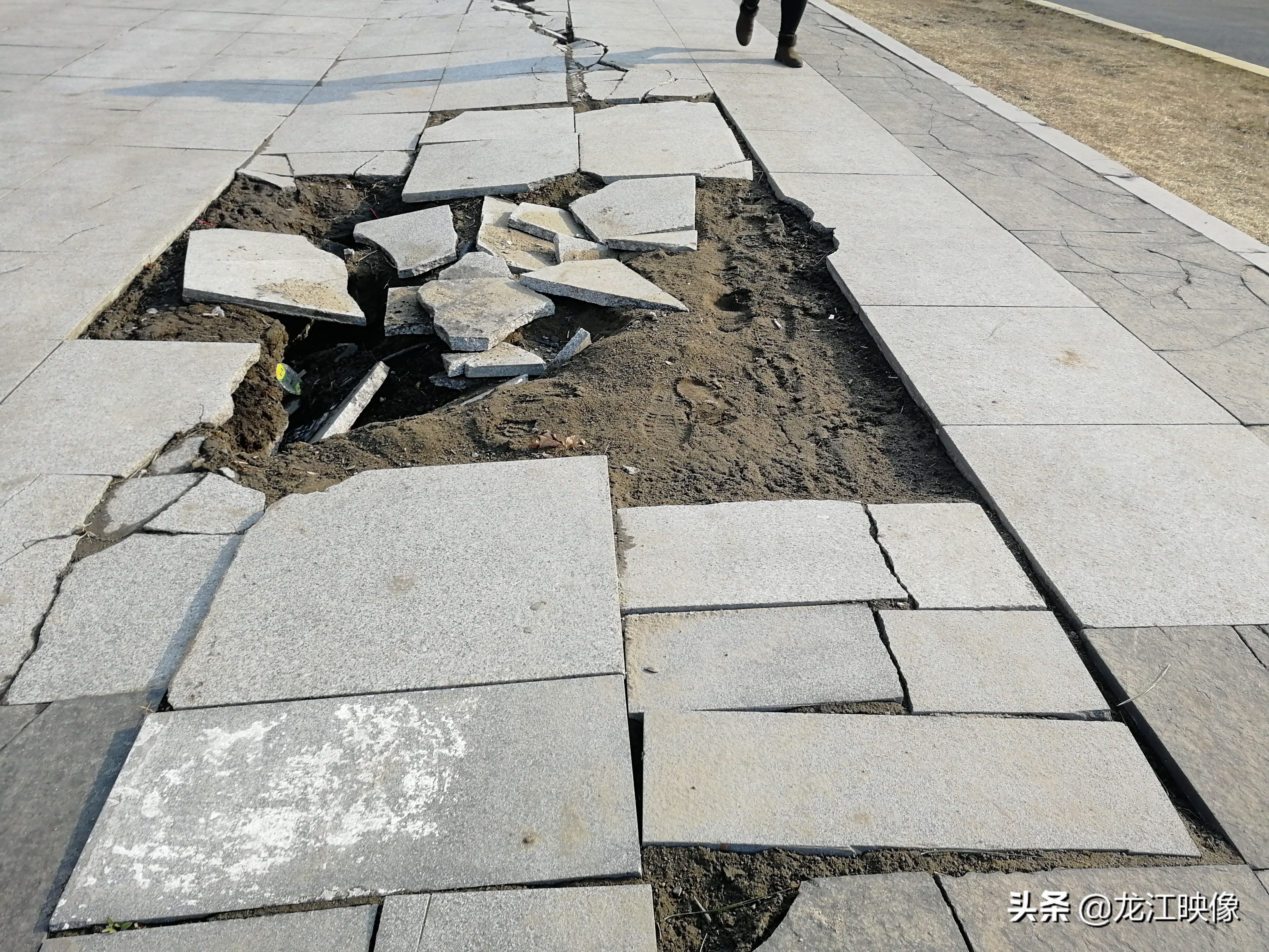 管线施工后道路回填不实,人行道塌陷步道砖损坏,网友:赶紧返工