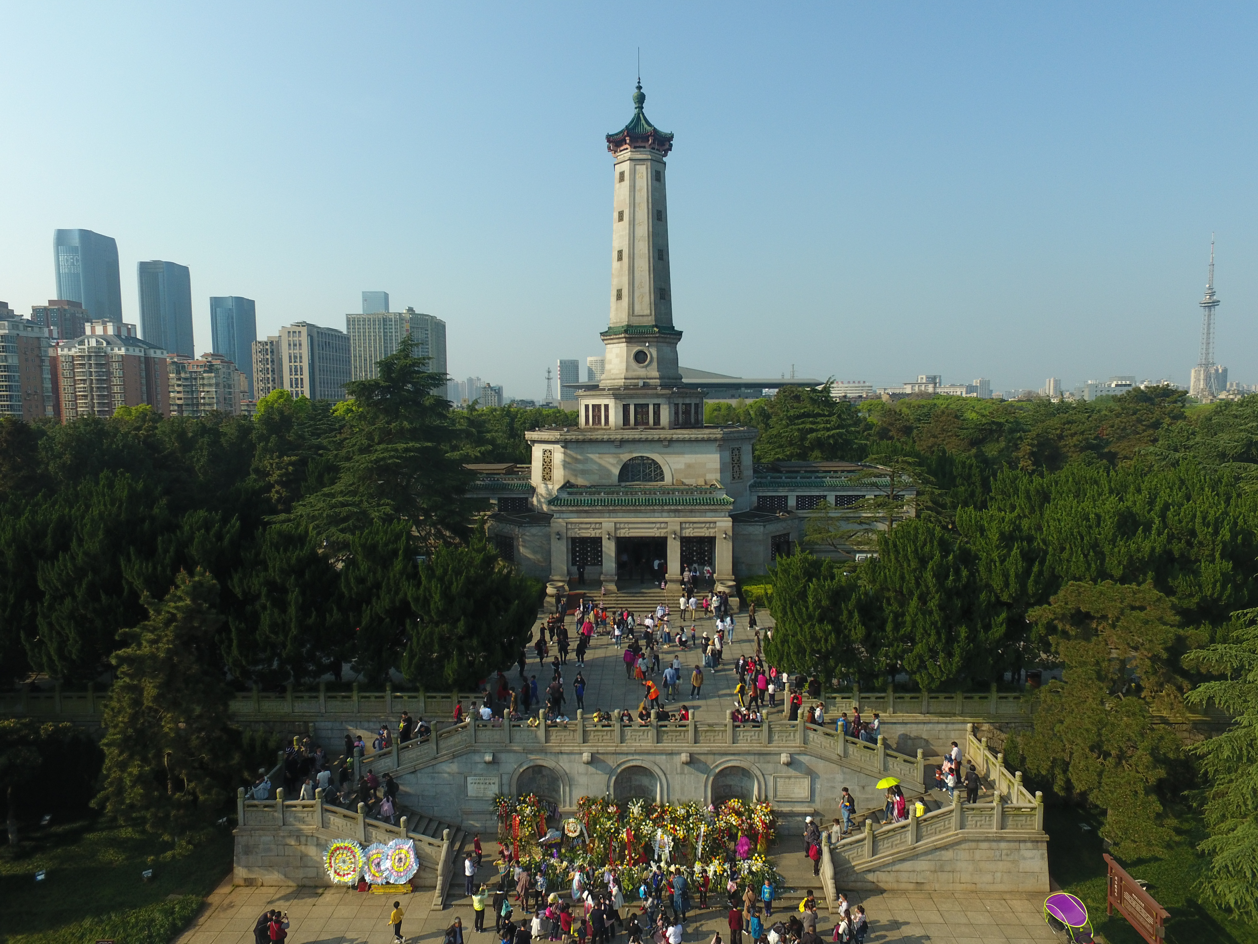 4月5日,市民在湖南省长沙市烈士公园内的湖南烈士纪念塔前献花(无人机