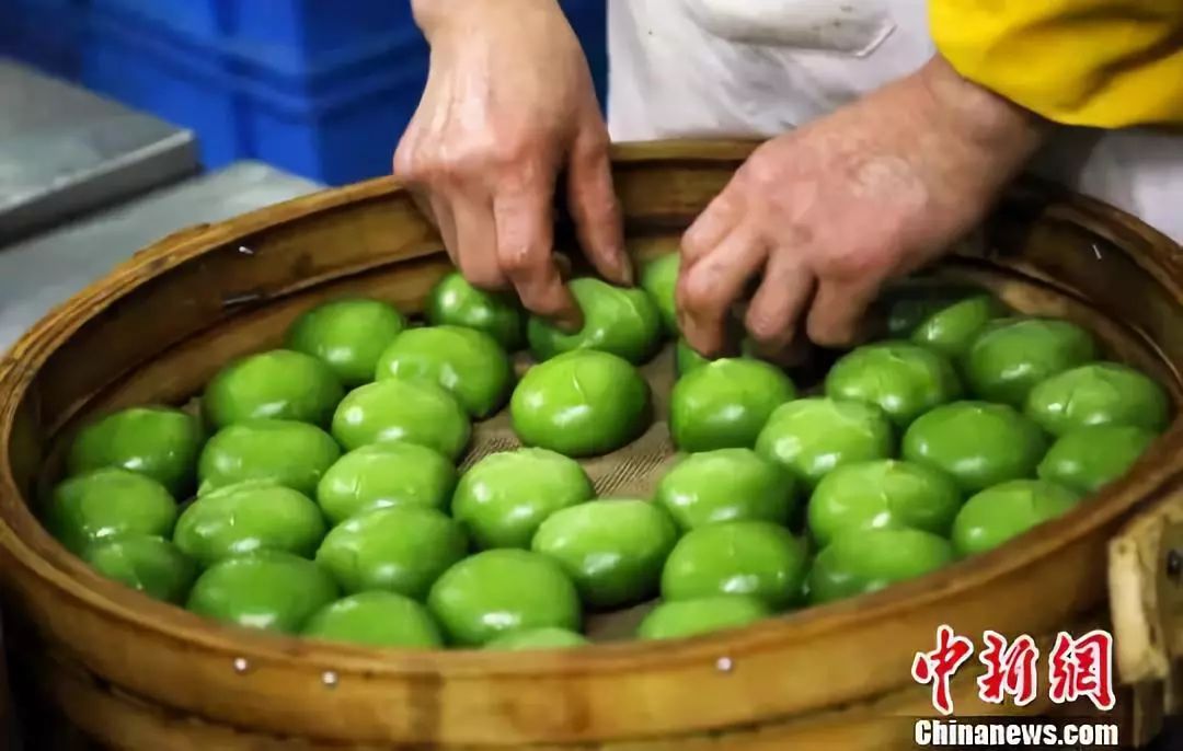 香氣撲鼻再裹上豆沙,棗泥……將雀麥草汁和糯米一起舂合清明,有吃青團