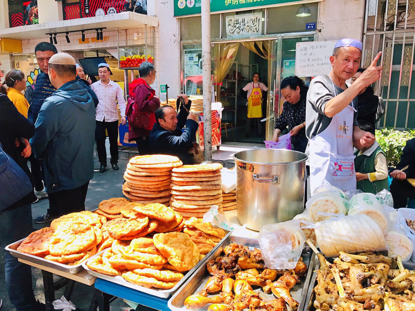 小河街,成都博物馆后新疆美食集市,只有周五才有