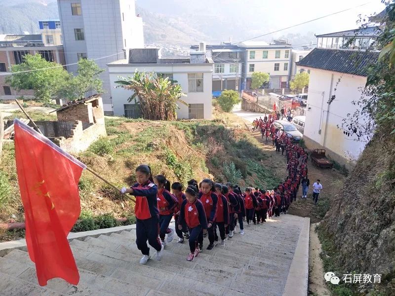 緬懷革命先烈爭當四好少年石屏縣中小學開展祭掃烈士墓活動