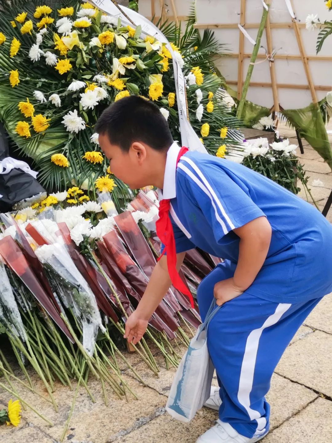 学校通过开展祭扫烈士陵园活动,教育学生爱祖国,爱家乡,爱人民,教育