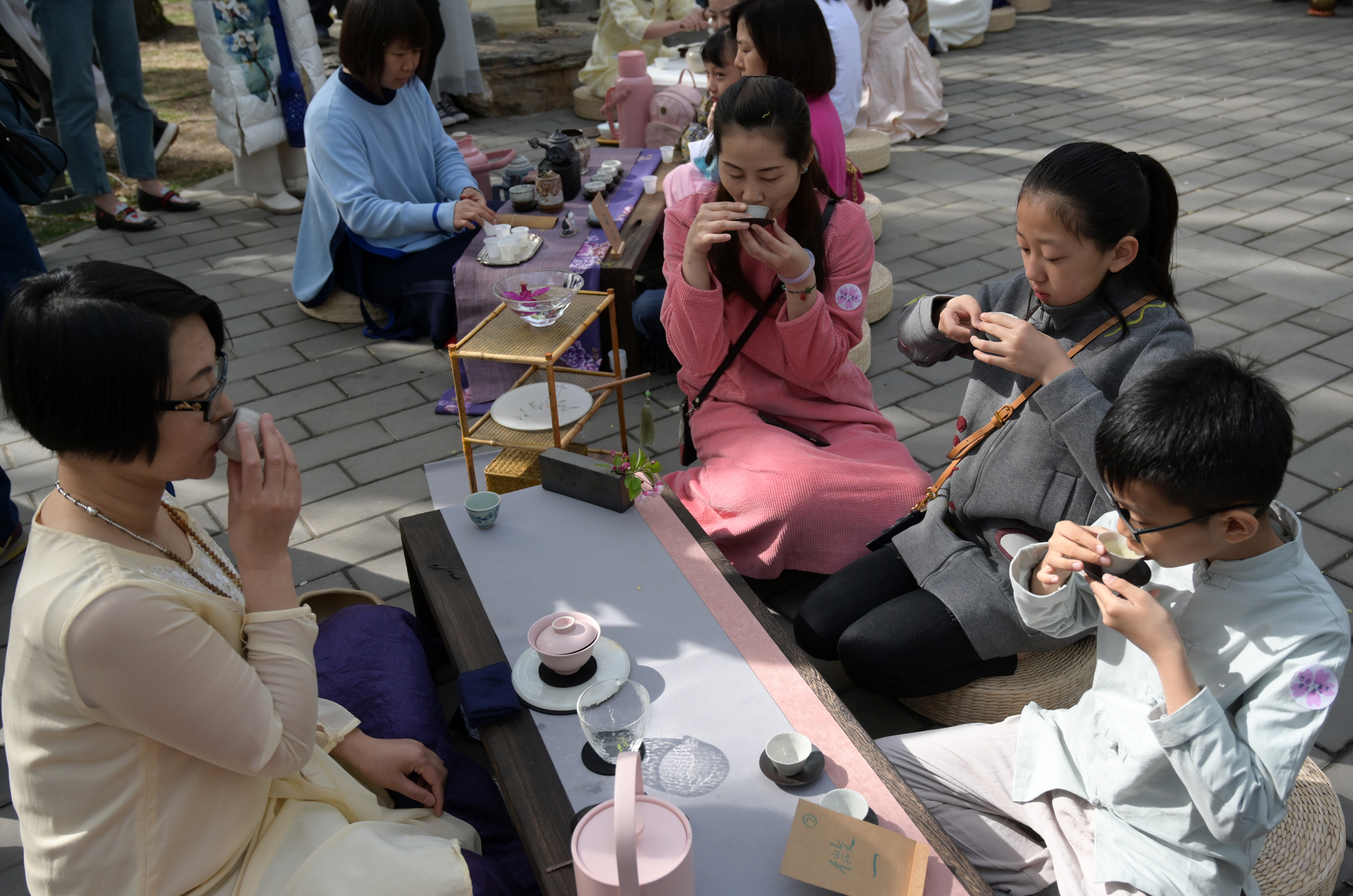 4月5日,游客在玉渊潭樱花茶会雅集活动中品茶.