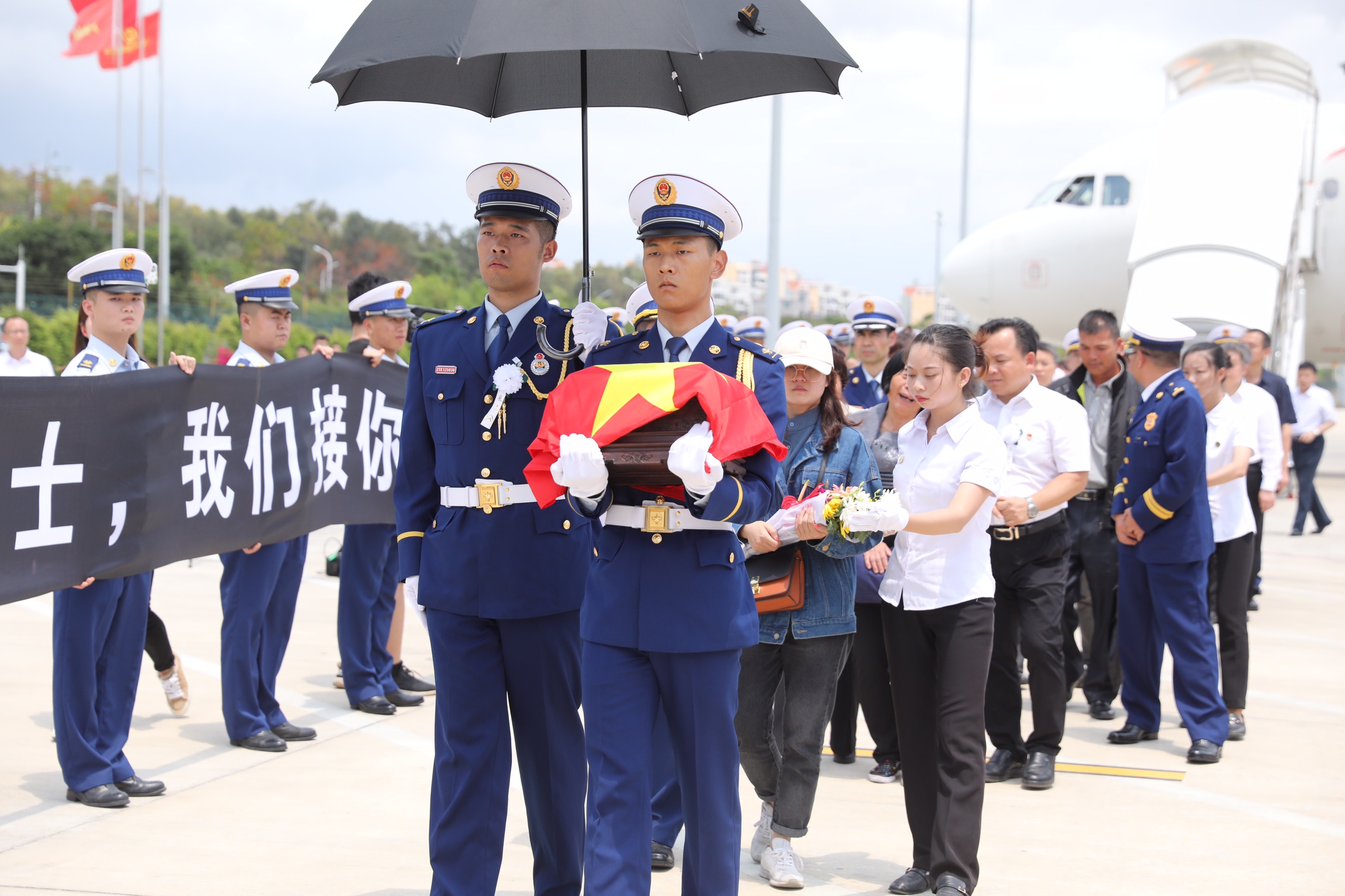 機場,在四川木裡森林火災撲救中英勇犧牲的海南陵水籍烈士唐博英骨灰