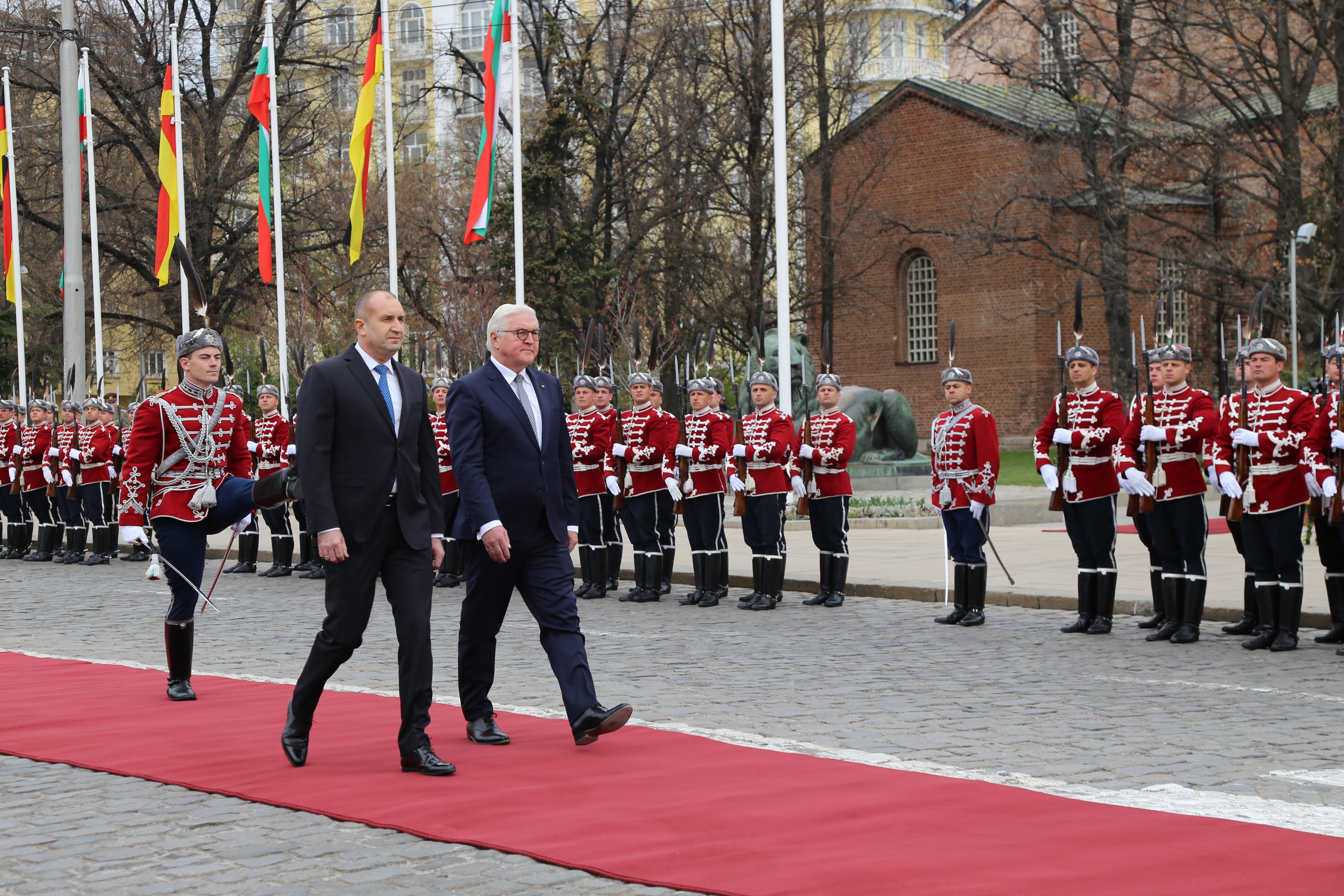 (前排右一)在保加利亚总统拉德夫(前排左一)的陪同下检阅仪仗队