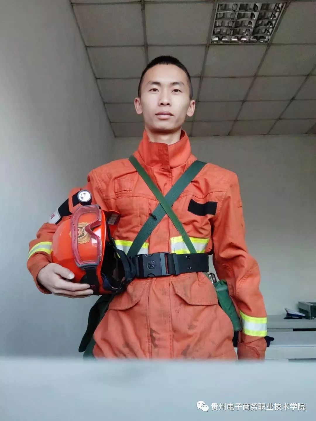 消防员杨瑞伦图片