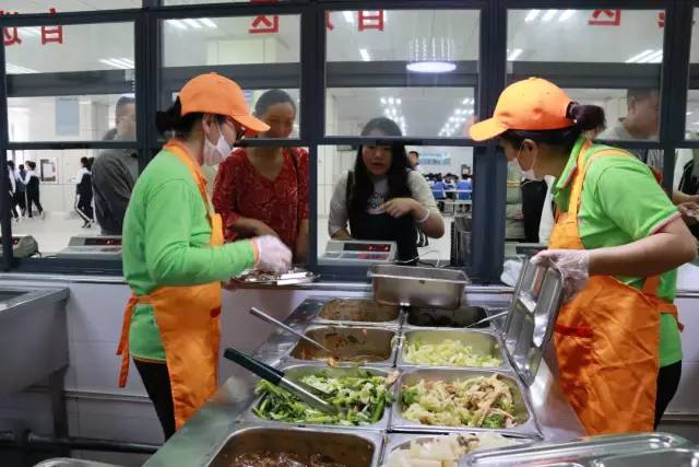 2019年3月11日學生膳食委員會為提高學校飯堂菜品質量;維持日常排隊打