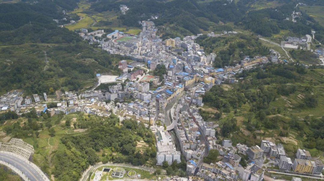 航拍务川务川至重庆交界务川的北大门入口