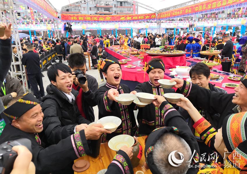 广西大化布努瑶笑酒迎宾大闹三月三