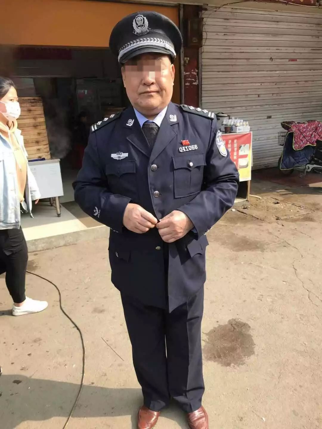 警服常服叠法步骤图片