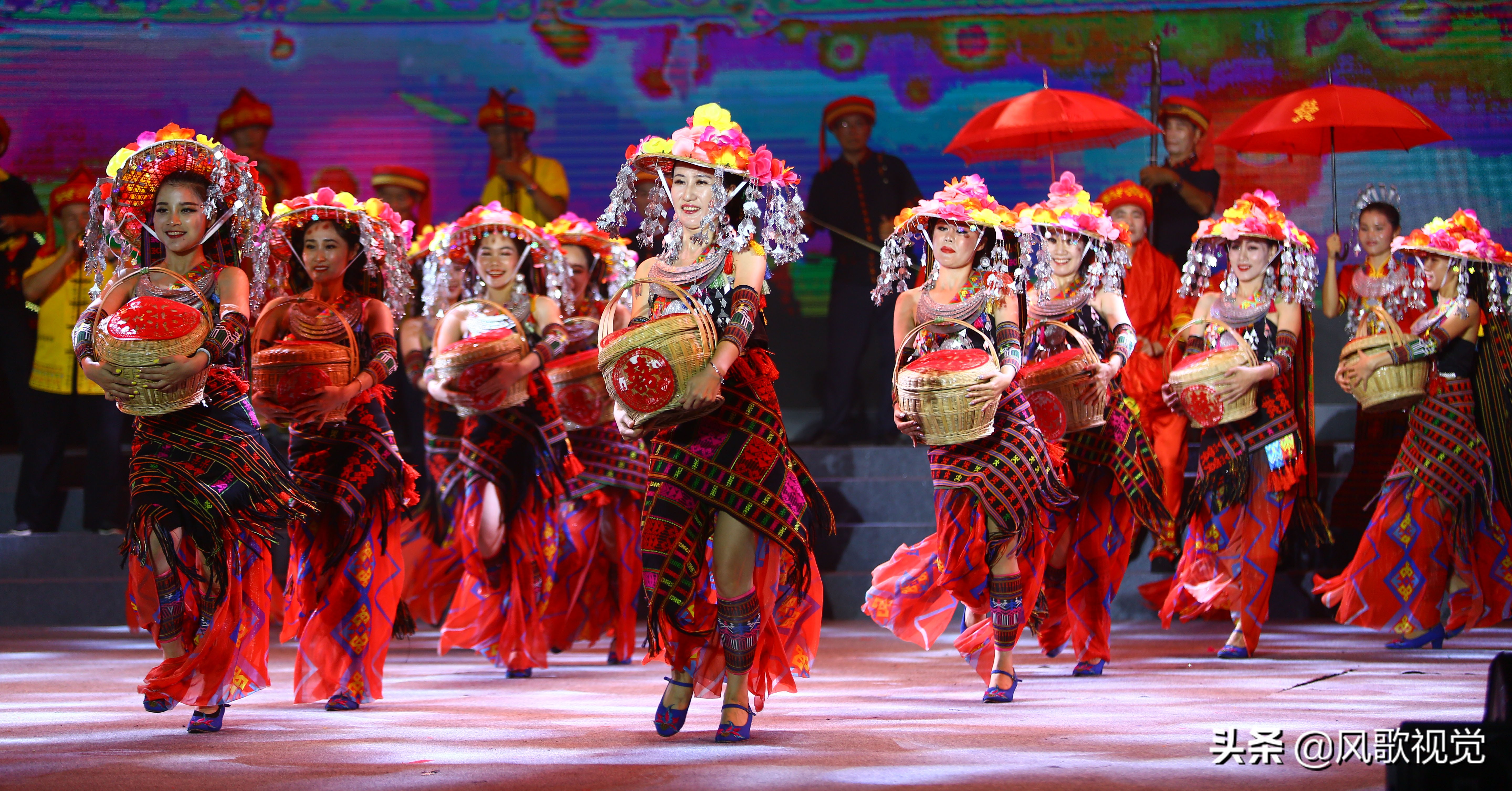 海南三亚:黎族苗族群众欢庆"三月三"