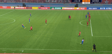 颜骏凌将球扑进自家球门，上港2-3斯威。