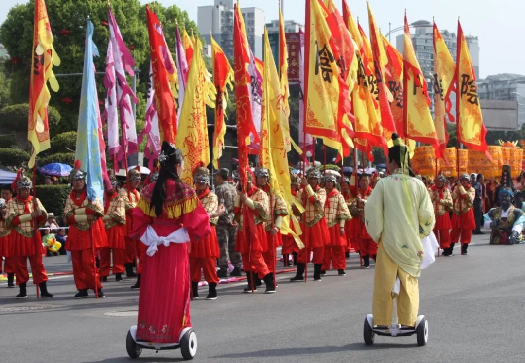 超大陣仗2019豐都廟會花車巡遊人山人海場面堪比大片快來看喲