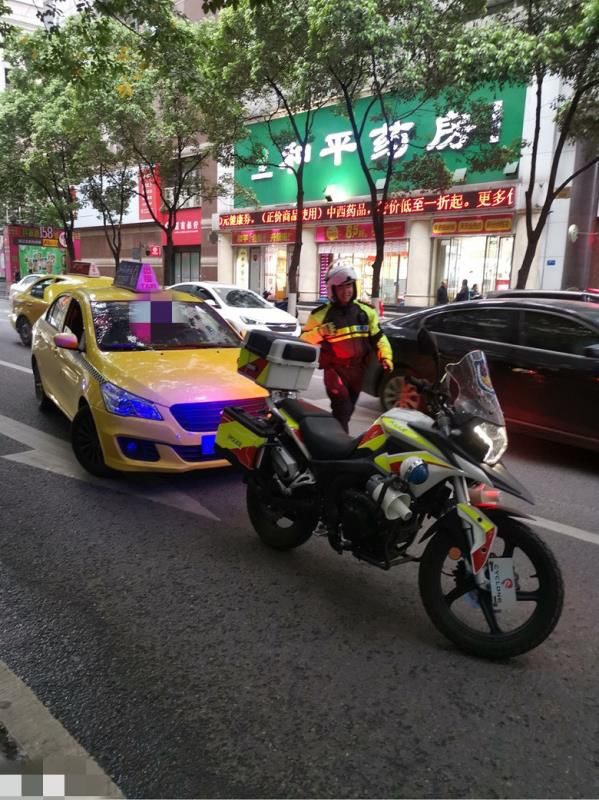 轮椅老人怎么都打不到车,交警一个霸气举动让网友狂赞!