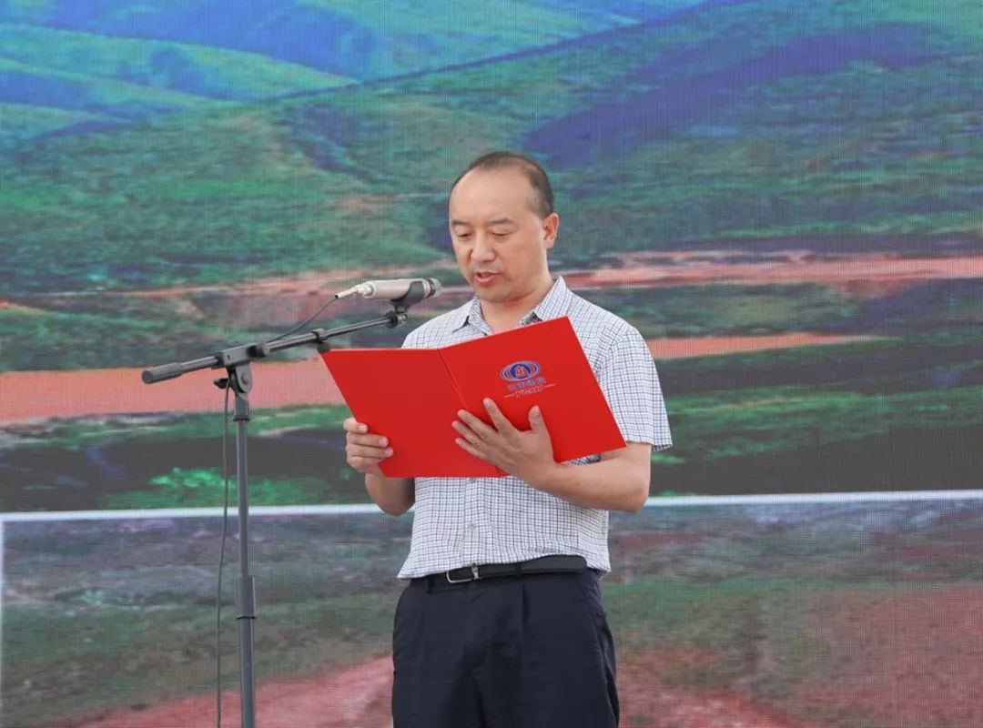 元阳县委书记李维宣布工程通水4月2日下午,元阳县增益寨水库至烂