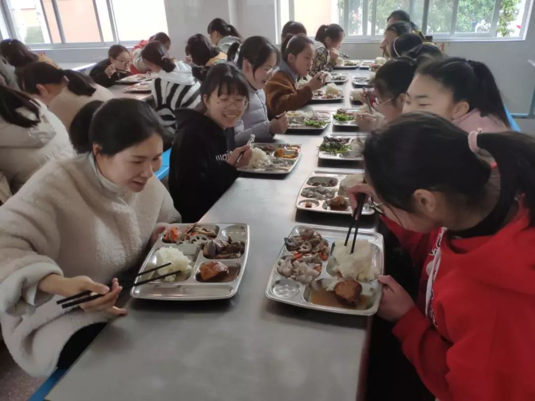 東陽三單中小學初中部單菲菲校長與學生一同就餐△義烏中學校長陪