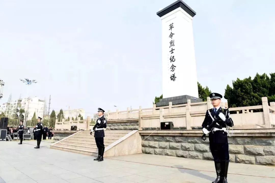 4月3日,我县在县革命烈士陵园举行缅怀革命先烈清明祭扫活动,深切缅怀