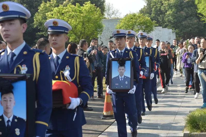 接英雄回家涼山救火三位成都籍烈士歸蓉今晨長眠成都市烈士陵園