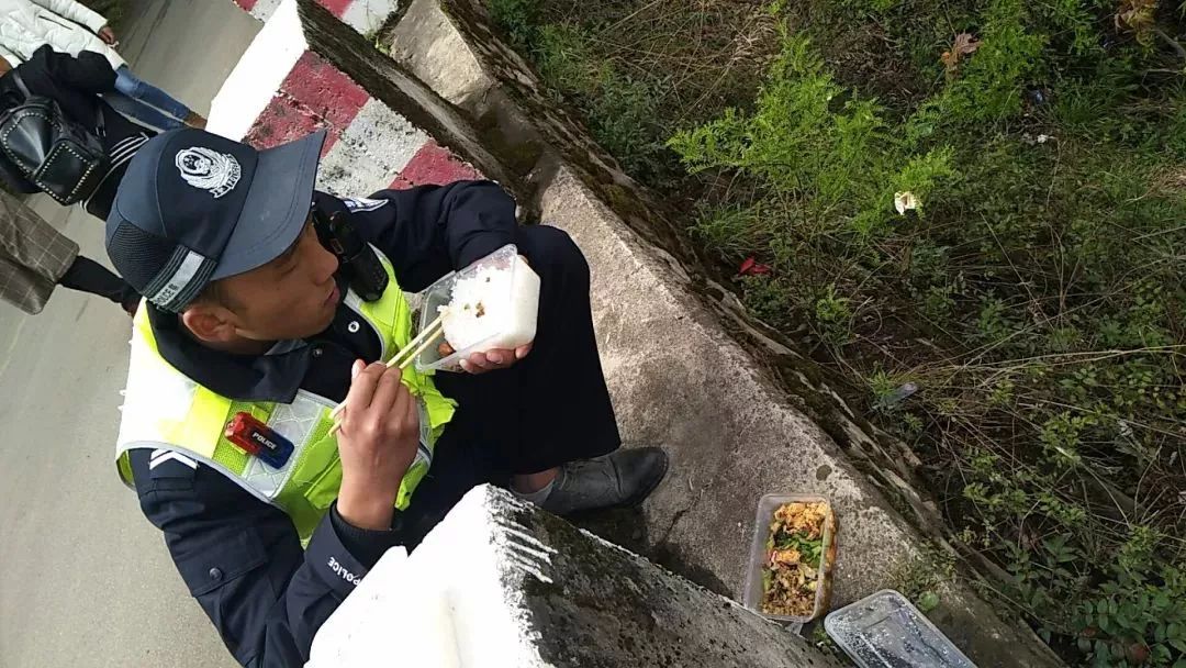 蹲在大街上吃盒饭图片图片