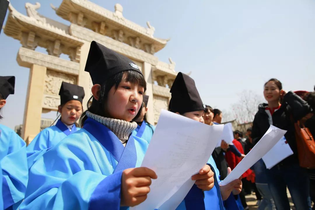 清明当日,即墨文庙仪仗整肃,钟鼓齐鸣,乡贤明宦后裔及百余市民谒文