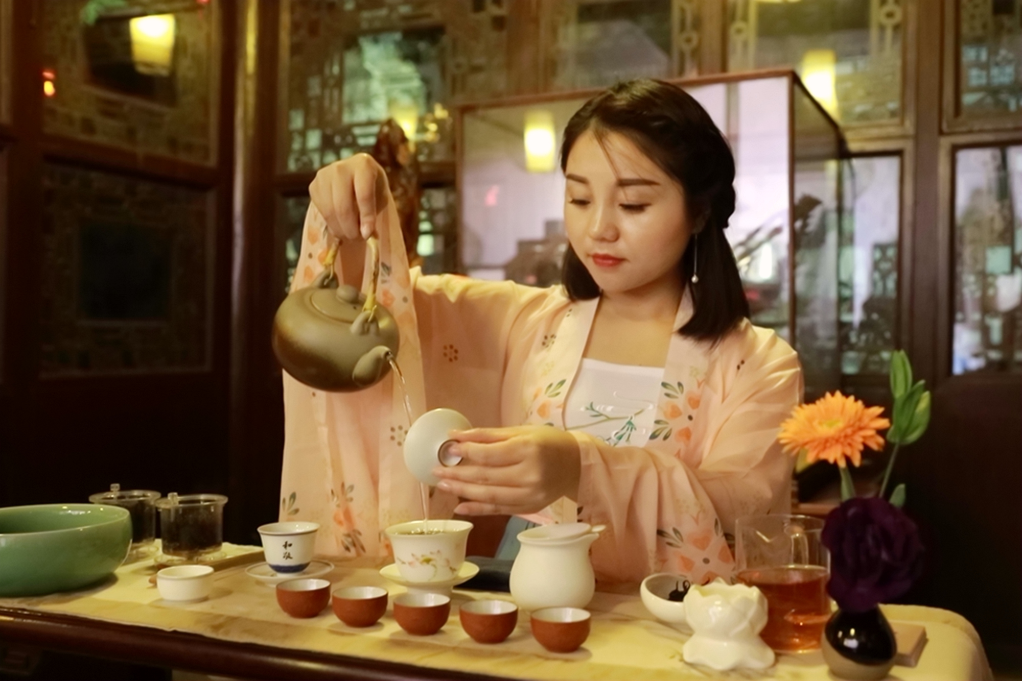 美女品茶品人生图片图片