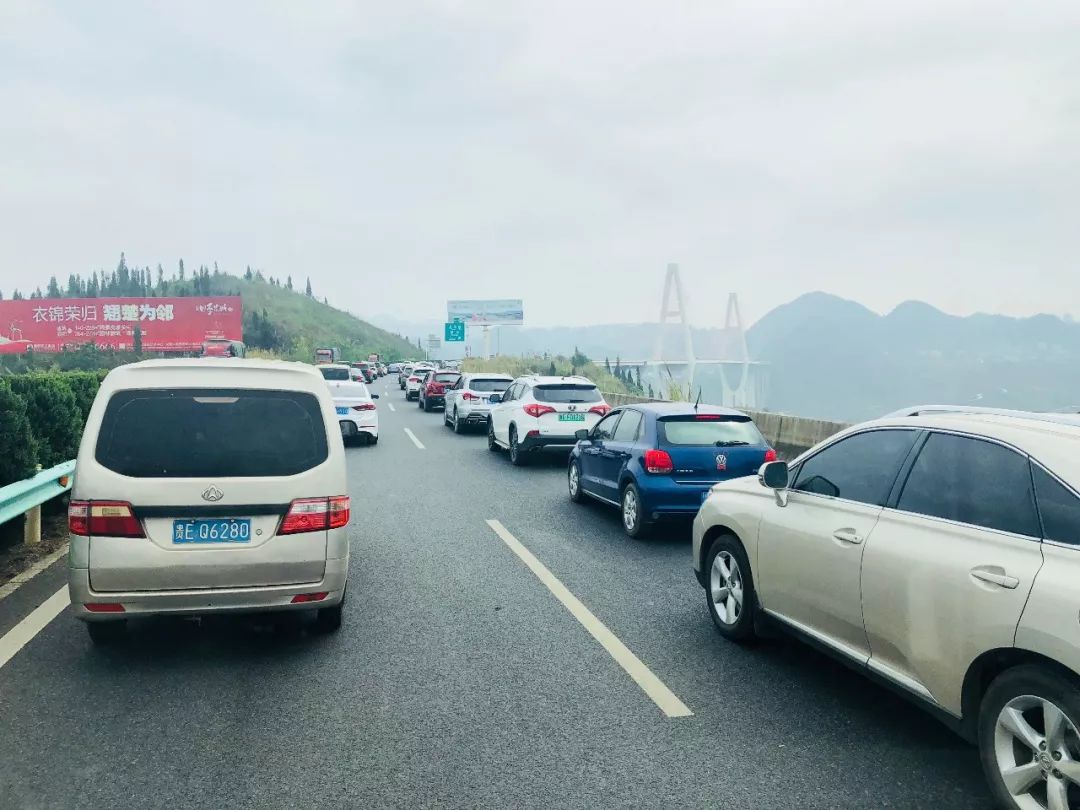 汕昆高速马岭河峡谷大桥3车相撞车辆缓行堵车长度10公里