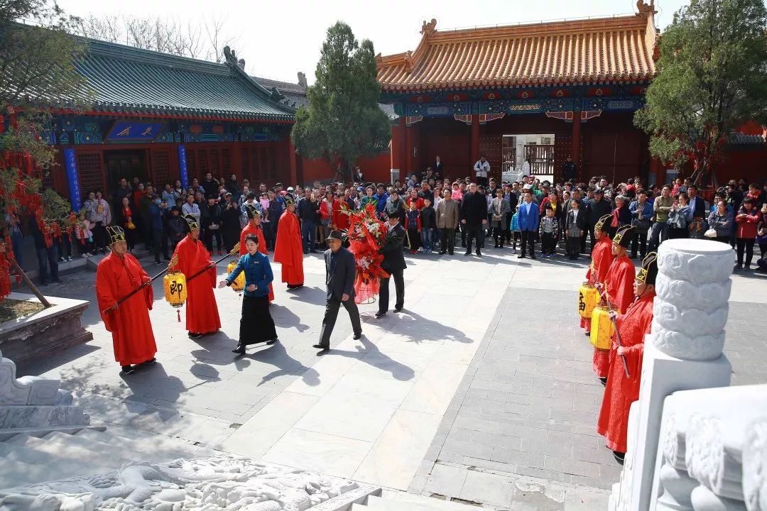 清明当日,即墨文庙仪仗整肃,钟鼓齐鸣,乡贤明宦后裔及百余市民谒文庙