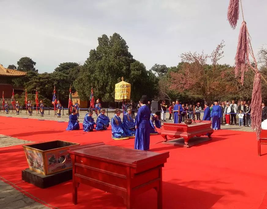 简称为"躬祭;另一种是朝廷按节序派遣官员到陵园祭祀,简称为"遣祭"