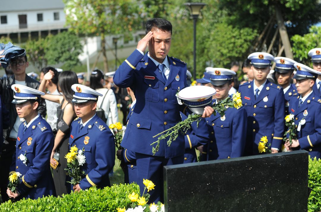 淚別涼山救火3位成都籍英雄今日長眠烈士陵園