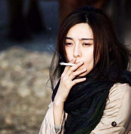 女的抽烟看起来真的很不爽杨颖老公是教主自己肯定是大佬啦