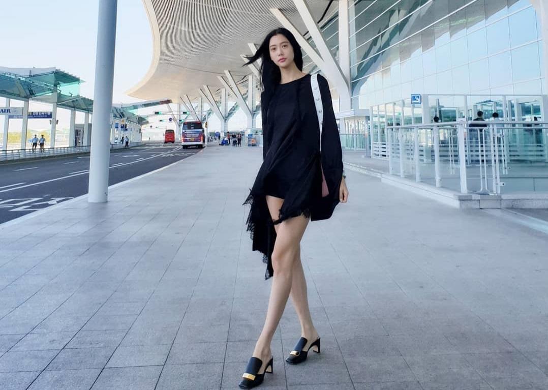 李成敏晒机场摆拍照女神的气质要不要太好大长腿实在是很抢镜