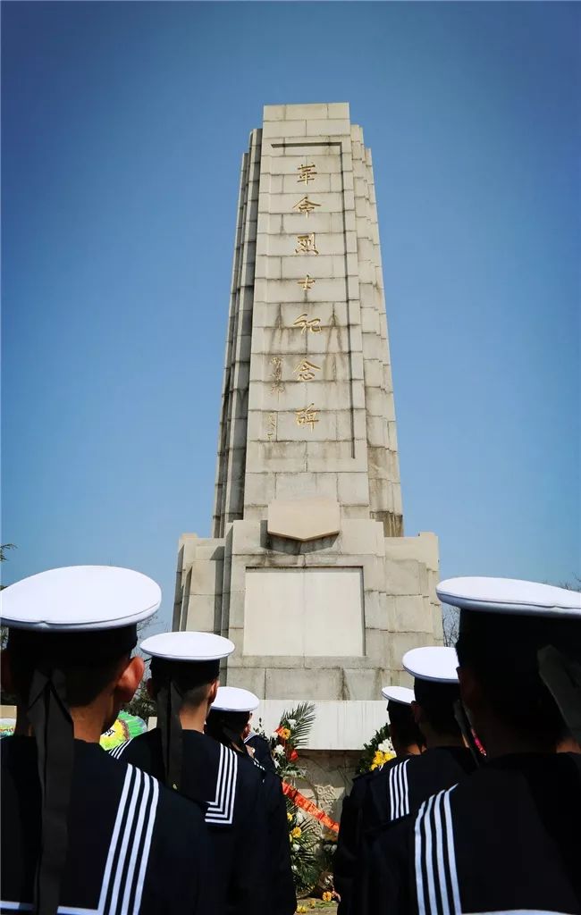 海军陆战队某旅组织官兵走进驻地狮子岭烈士陵园,开展清明祭奠活动