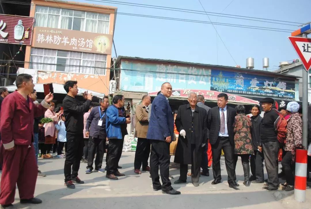 韩氏宗亲们 步行前往祭祖现场 临泉县鲖城镇韩老家 美丽的韩老家