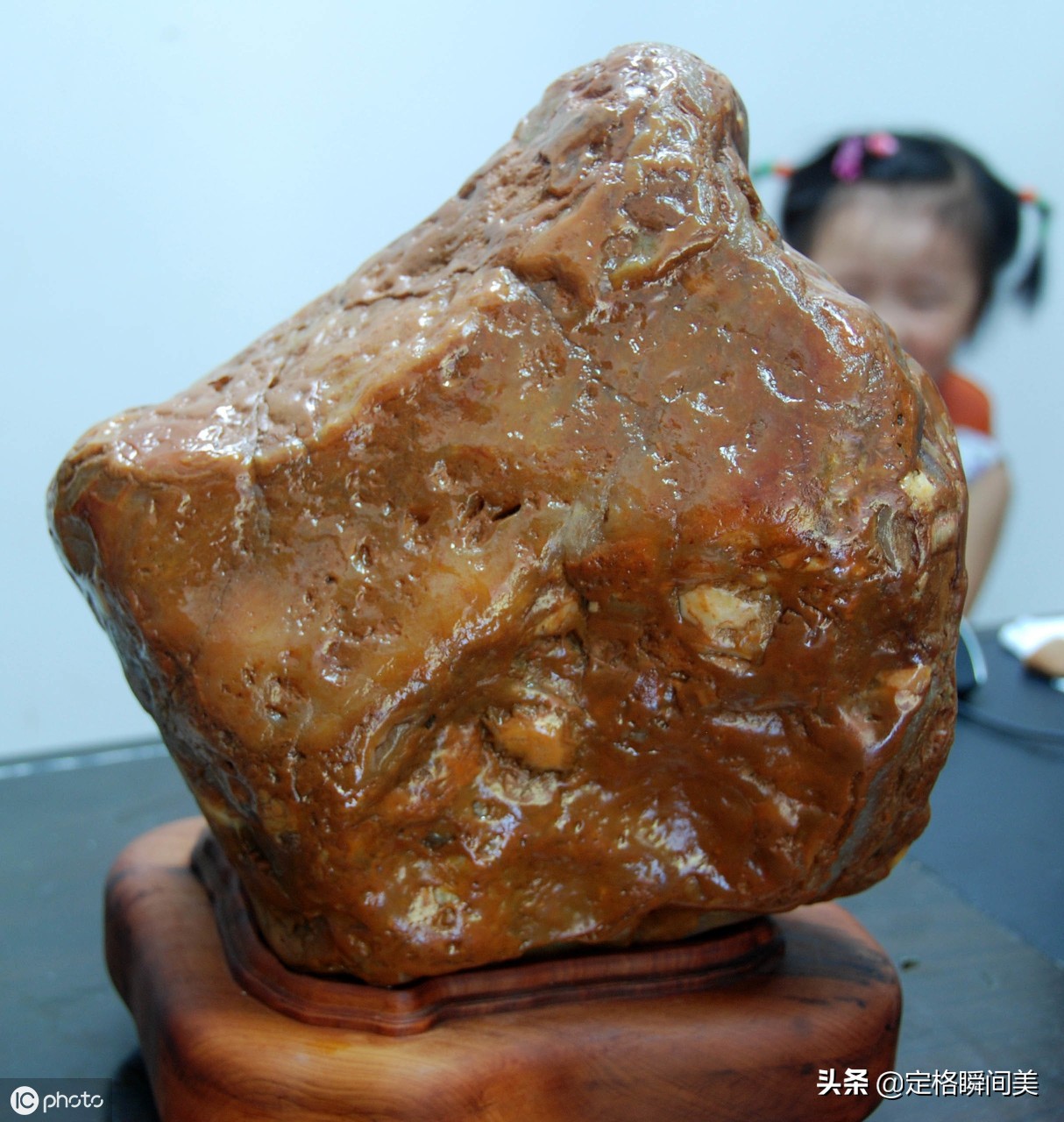 山东奇石爱好者收藏一块石头上面有个动物图案看看值多少钱