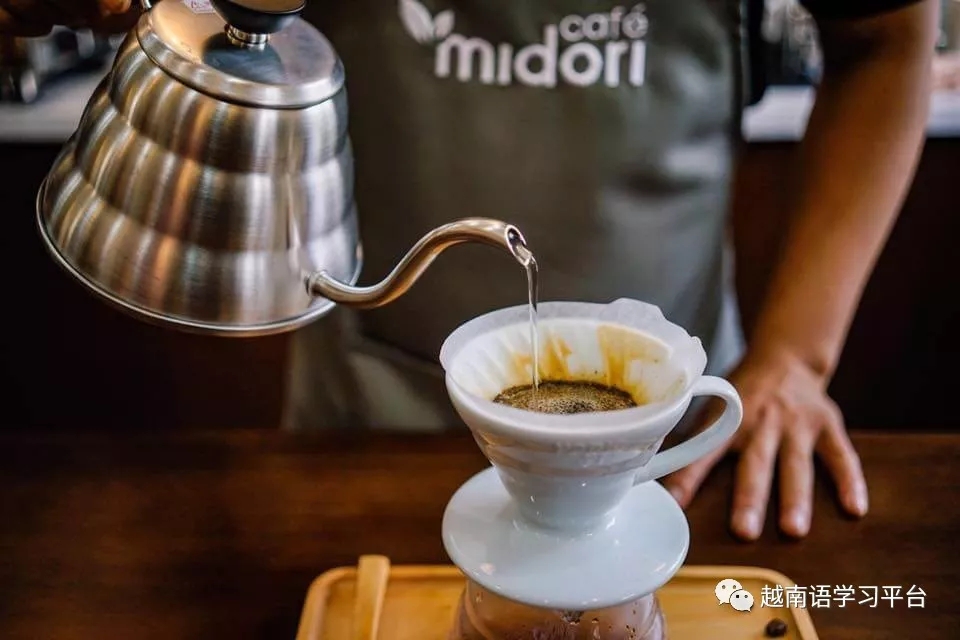 来越南不能错过咖啡店,平阳省midori café手冲咖啡给你一片温暖和