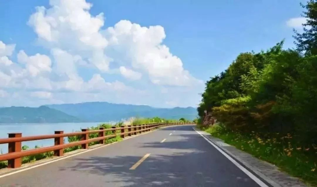 站在环湖公路上,看着夕阳从山的那头缓缓而下,余晖渲染天空