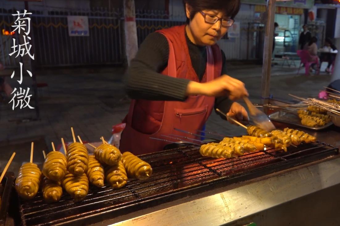 夫妻俩夜市靠一个小推车卖烤面筋从出摊就开始忙小本生意赚大钱