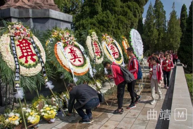 陆良400名师生到青山烈士陵园祭奠革命先烈