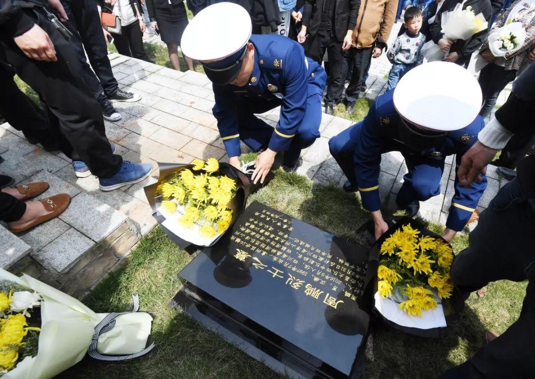 发扬英雄传统周鹏烈士献身报国的精神和事迹永远铭刻在历史的丰碑上和