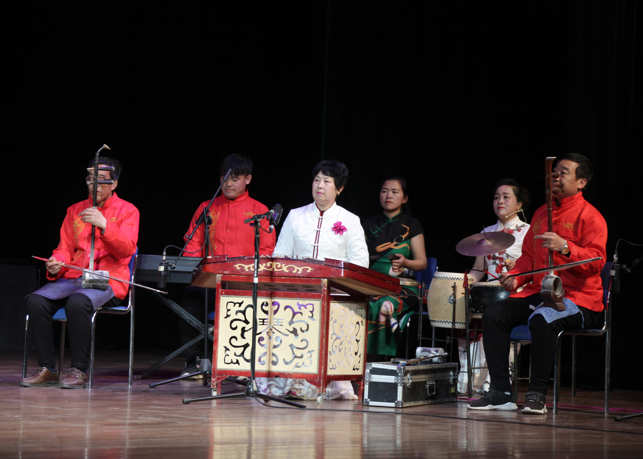 长子县先玲曲艺说唱公司在潞州剧院表演的长子鼓书深受观众喜欢
