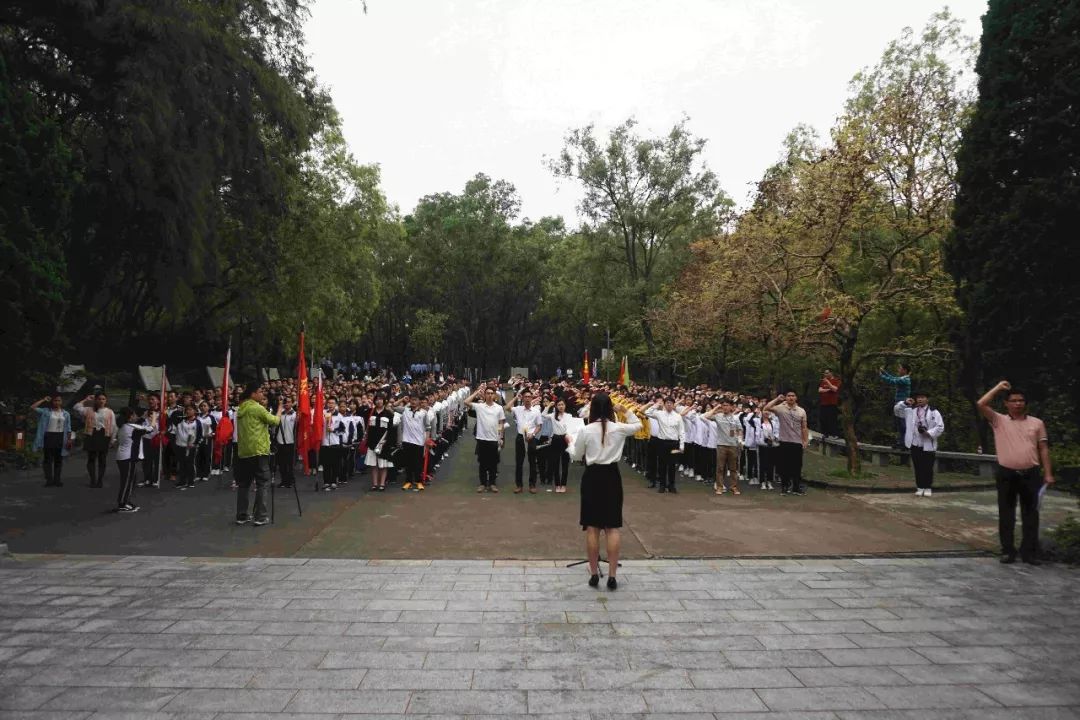 不忘初心篤定前行東城團委舉辦清明祭英烈活動