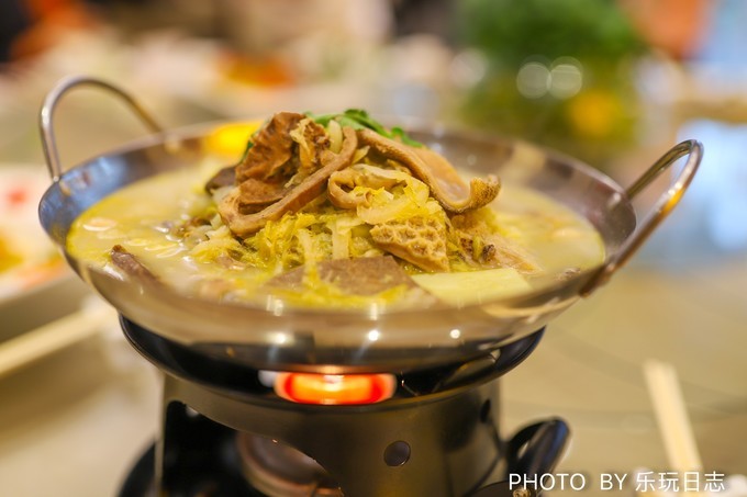 翠花酸菜氽边疆羊杂荞菜炒烧肉配椒盐河虾柠蜜酸甜锅包肉传说此菜起