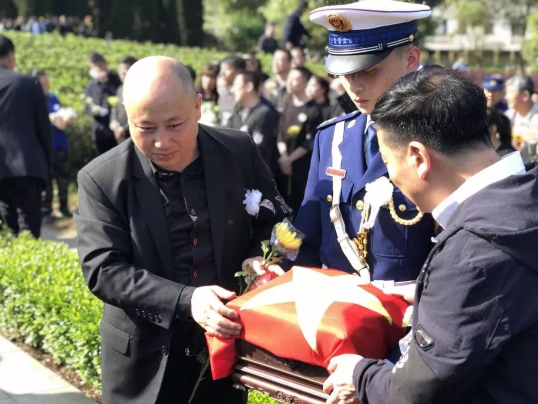 淚別相送!今日,涼山救火3位成都籍英雄長眠烈士陵園