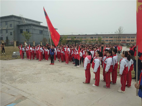 李桂五烈士铜像前,全体师生庄严肃立,少先队员代表向铜像敬献花篮