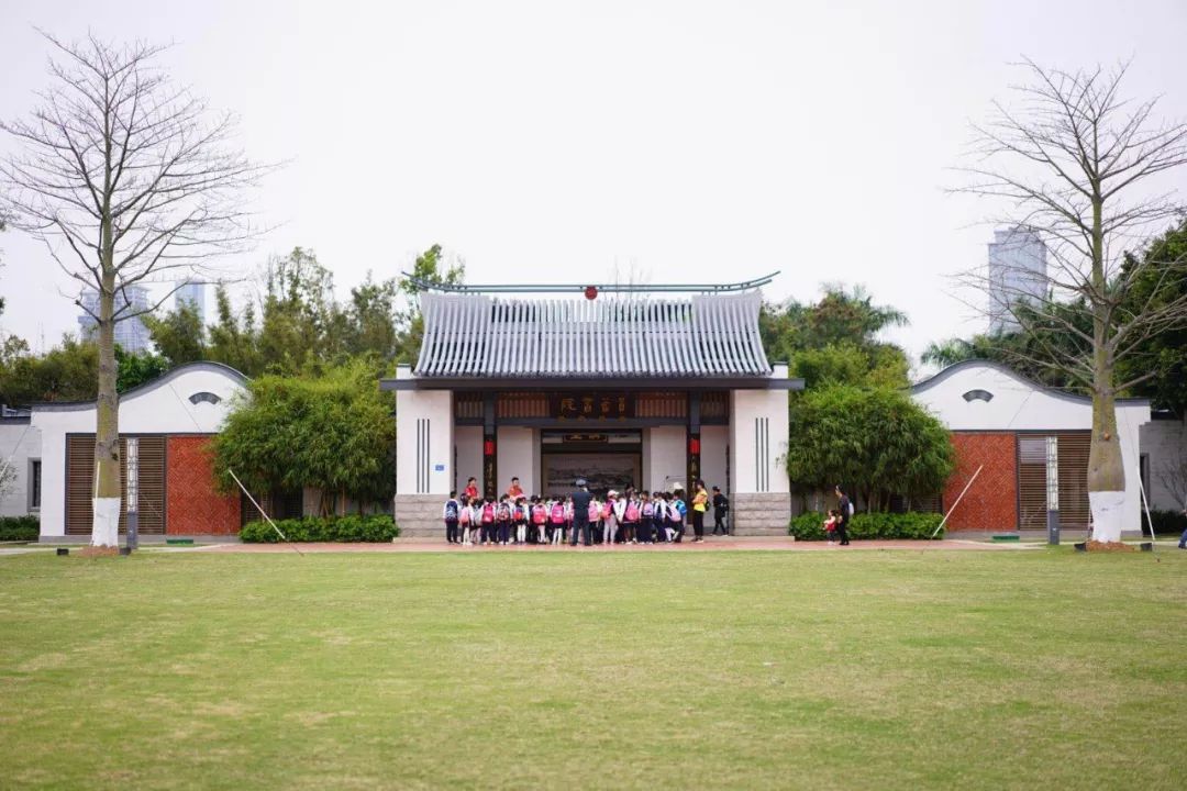 參觀與講解首先,我們第一站來到了位於白鷺洲公園東部的篔簹書院.