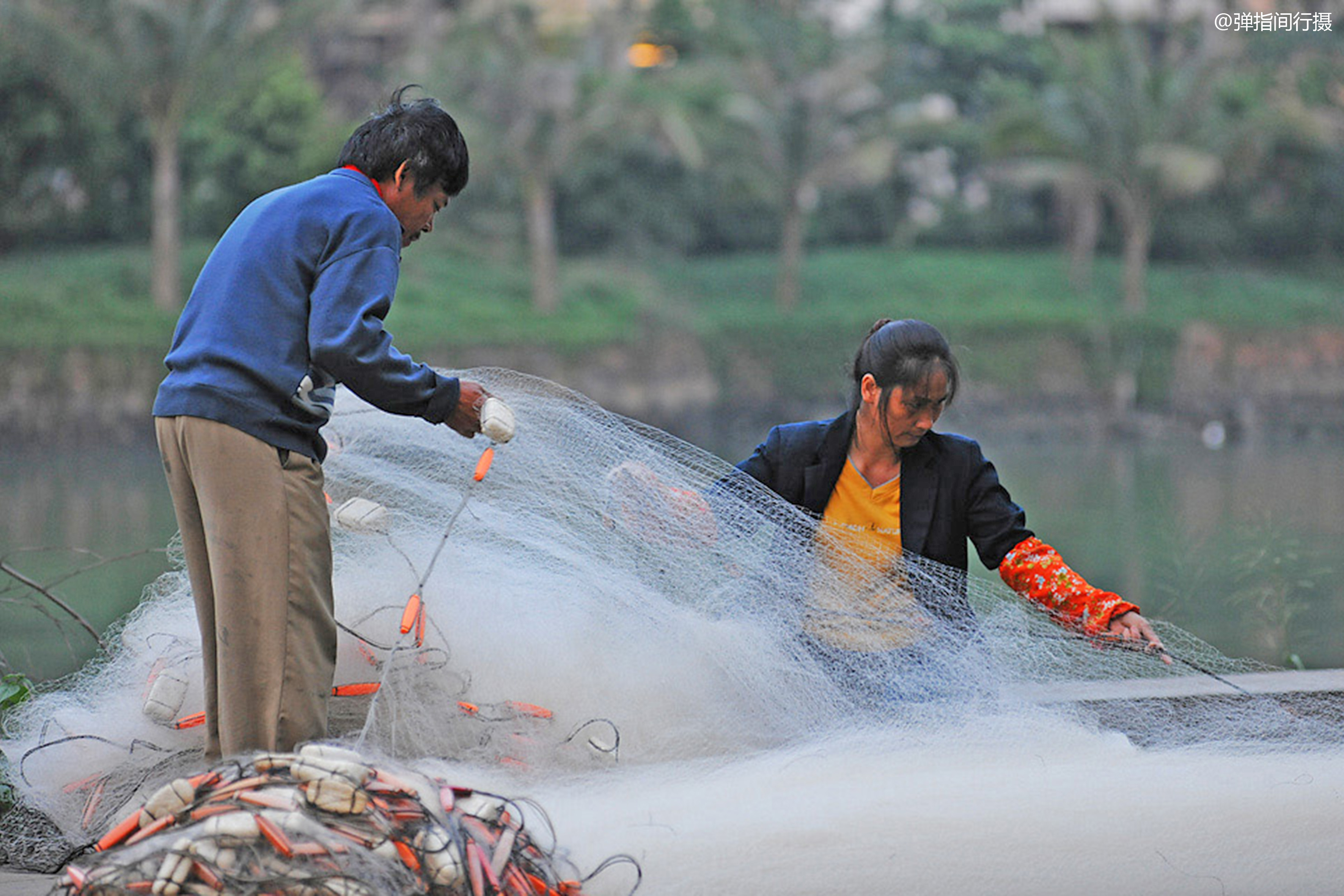 原创海南海口渔民:在高楼大厦下补渔网,这才是城市最动人的风景