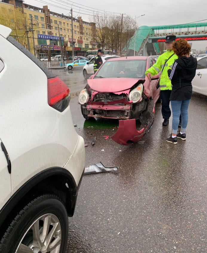 日产奇骏马路遭铃木奥拓追尾,网友:我要是车主都已经卖车了