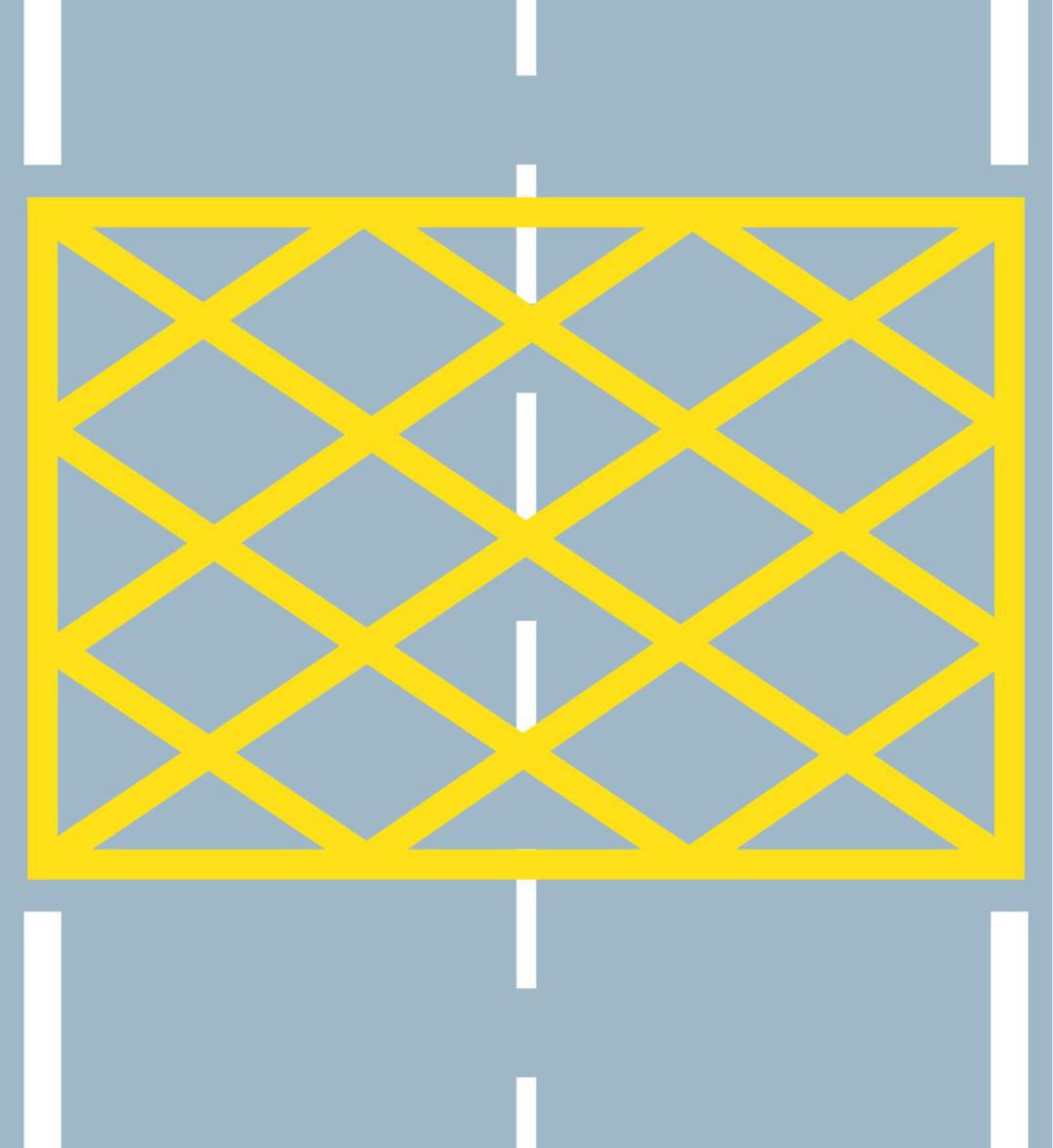 黄色网状条纹就是禁停线,一般位于重要单位,学校门口
