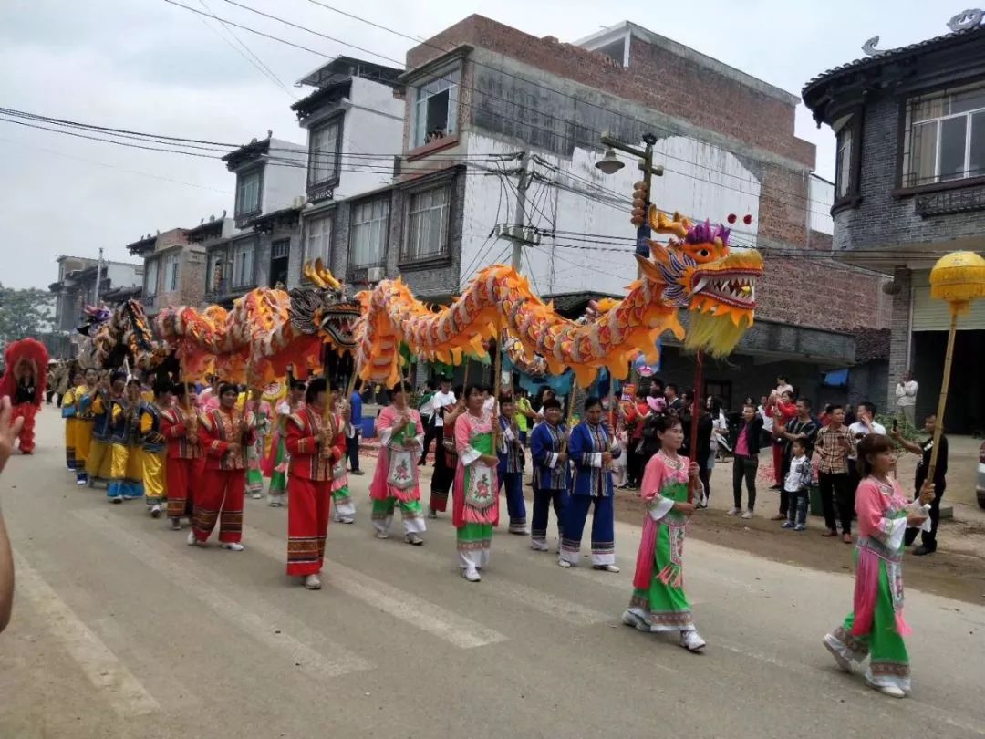 上万人涌入武鸣区罗波庙会现场热闹非凡