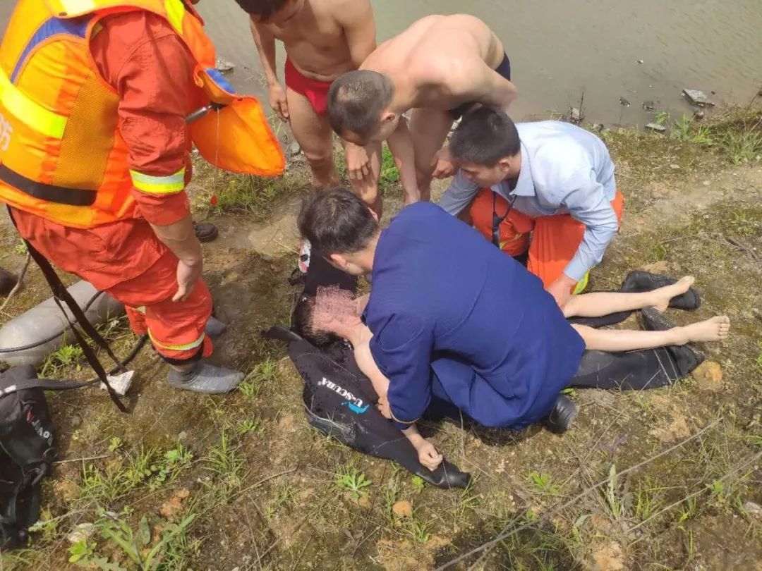 大约2分钟的紧张搜救消防员将落水男童救起并立即清理小男孩肺部积水